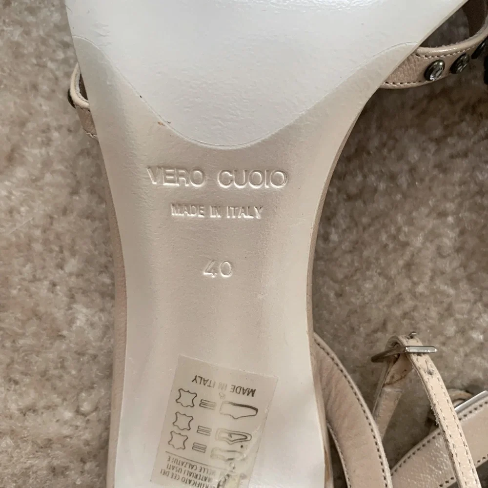 Neiman Marcus Cream Leather Heeled Sandals With Crystal Studs Size 10